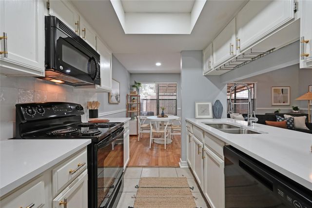 512 Eberhart LN 303, Austin, TX 78745