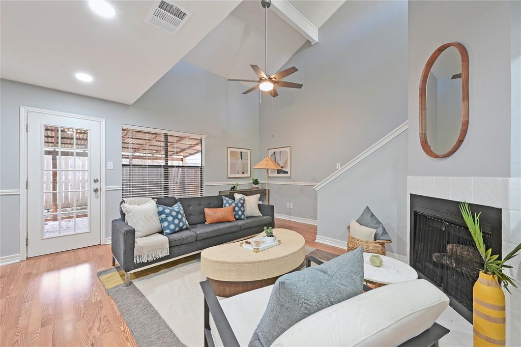 512 Eberhart LN 303, Austin, TX 78745