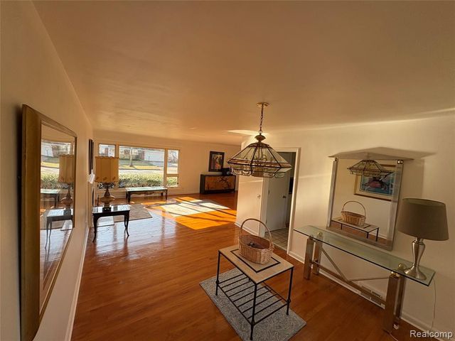 646 Peachtree Lane, Grosse Pointe, MI 48236