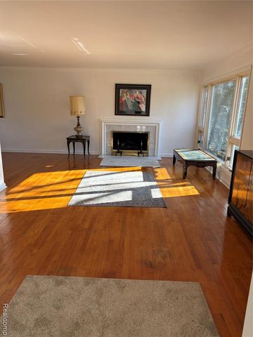 646 Peachtree Lane, Grosse Pointe, MI 48236