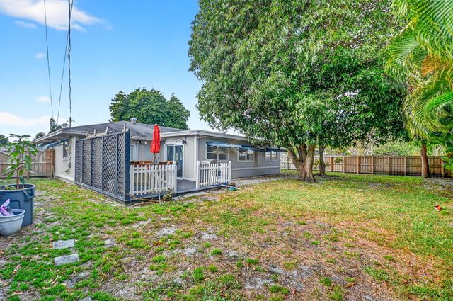 320 Riverdale Road, Palm Springs, FL 33461