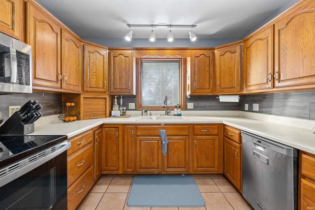 1102 Riviera Court, Auburn, IN 46706