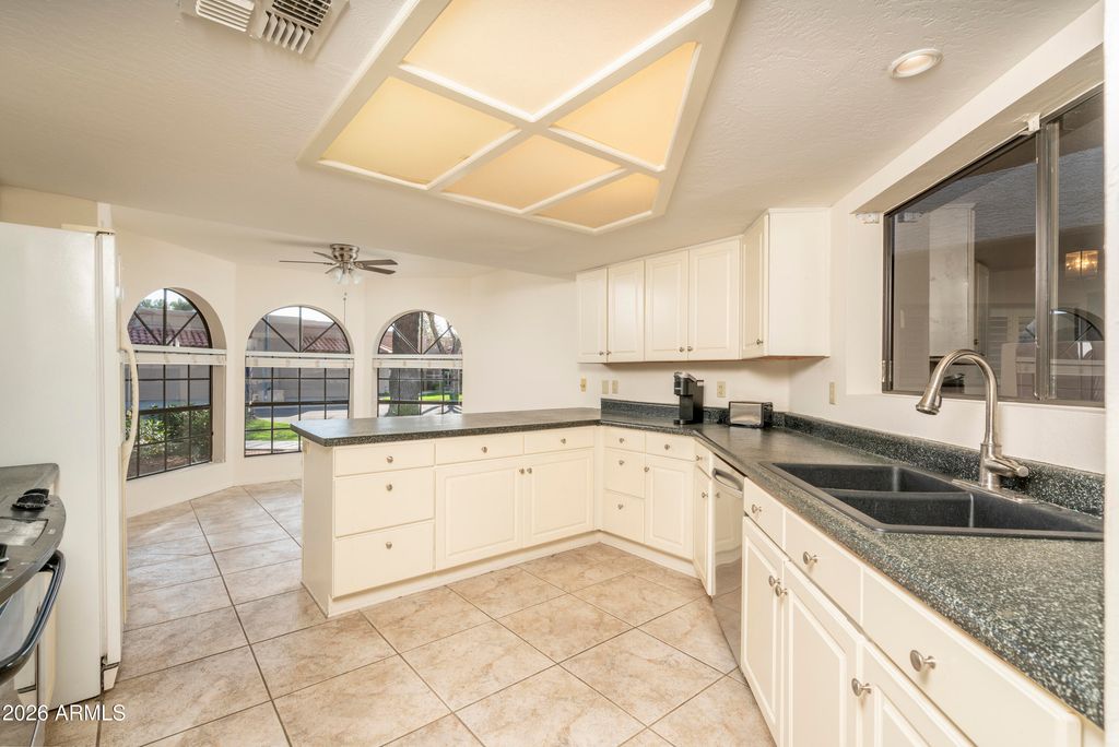 Image 16 of property listing at 4128 E Paradise Drive, Phoenix, AZ 85028