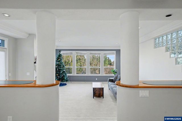 1683 Skyway St S, Salem, OR 97302