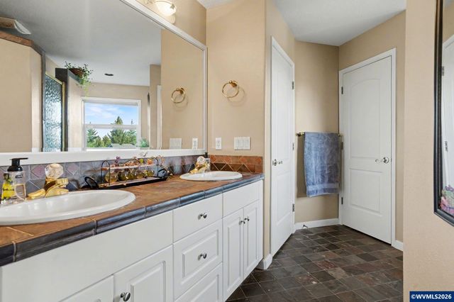 1683 Skyway St S, Salem, OR 97302