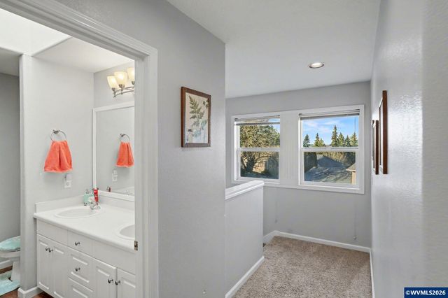 1683 Skyway St S, Salem, OR 97302