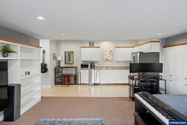 1683 Skyway St S, Salem, OR 97302