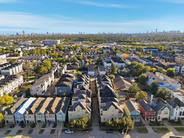 1360 W 25th Street, Houston, TX 77008