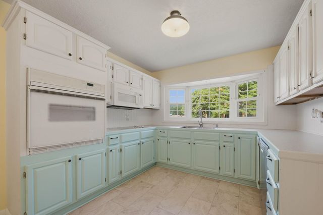 1442 N Prairie Lane, Derby, KS 67037