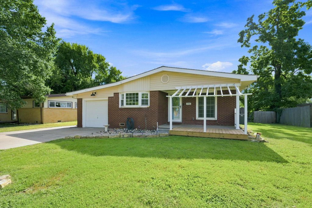 1442 N Prairie Lane, Derby, KS 67037