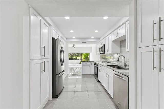 4220 FAIRWAY RUN 0, Tampa, FL 33618
