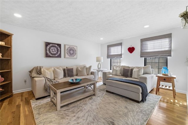 401 Maywood Dr, Bethel Park, PA 15102