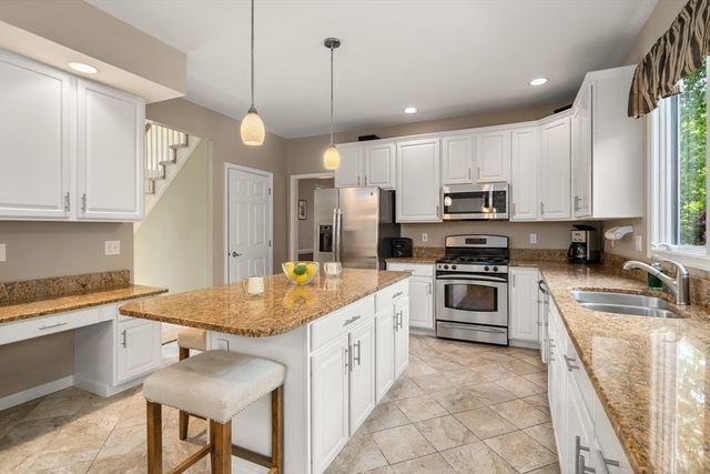 15 Winthrop Dr., Franklin, MA 02038