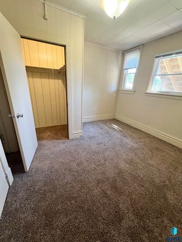 614 S 2nd Ave Avenue, Sioux Falls, SD 57104