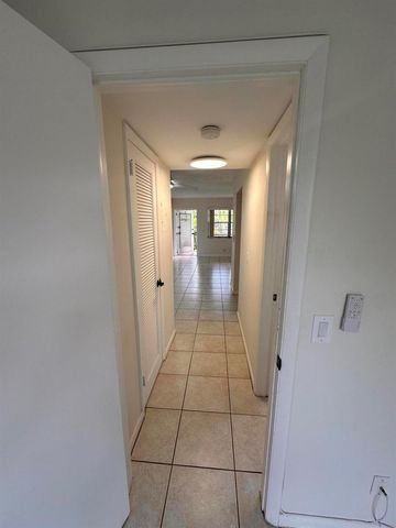 39 Cambridge B, West Palm Beach, FL 33417