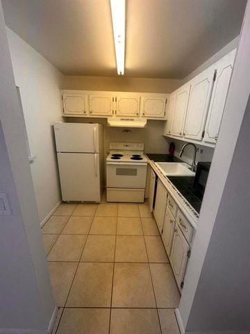 39 Cambridge B, West Palm Beach, FL 33417