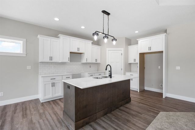 3340 Village Way, Robins, IA 52328