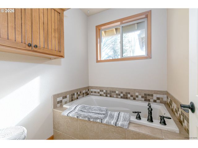 64636 E MCINTYRE Rd, Rhododendron, OR 97049