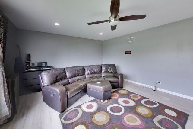 3091 Long Common Parkway, Elgin, IL 60124