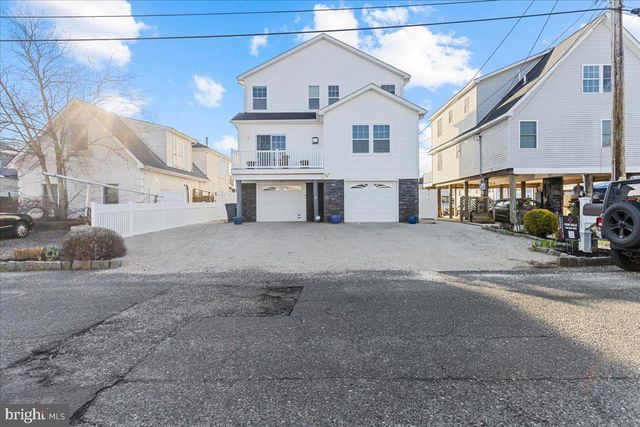 51 S SPINNAKER DR, Mystic Islands, NJ 08087