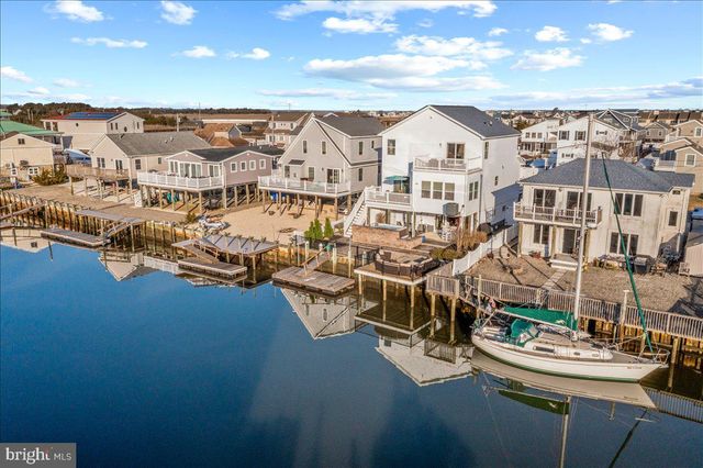 51 S SPINNAKER DR, Mystic Islands, NJ 08087
