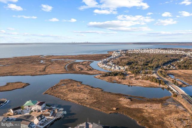 51 S SPINNAKER DR, Mystic Islands, NJ 08087