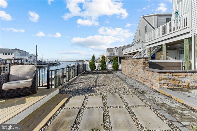 51 S SPINNAKER DR, Mystic Islands, NJ 08087
