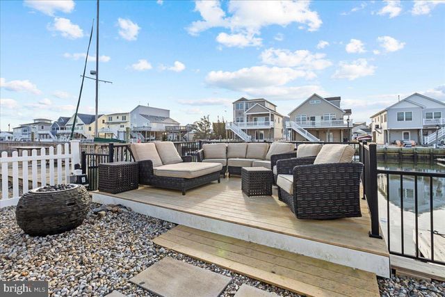 51 S SPINNAKER DR, Mystic Islands, NJ 08087