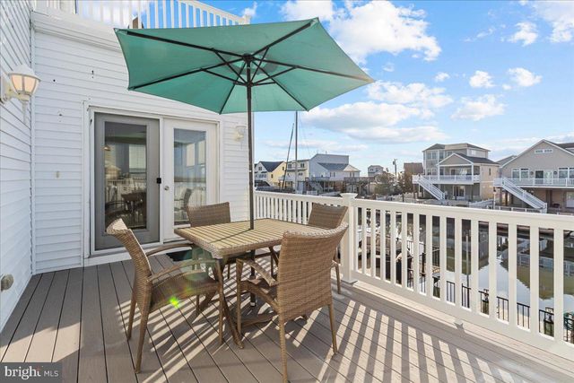 51 S SPINNAKER DR, Mystic Islands, NJ 08087