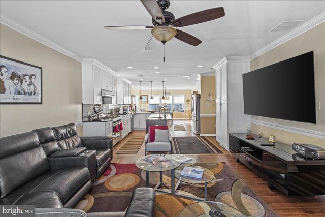 51 S SPINNAKER DR, Mystic Islands, NJ 08087