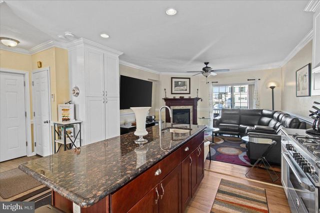 51 S SPINNAKER DR, Mystic Islands, NJ 08087