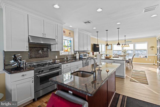 51 S SPINNAKER DR, Mystic Islands, NJ 08087