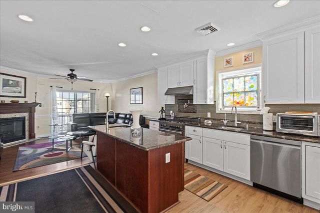 51 S SPINNAKER DR, Mystic Islands, NJ 08087