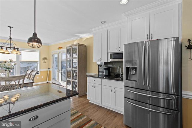 51 S SPINNAKER DR, Mystic Islands, NJ 08087