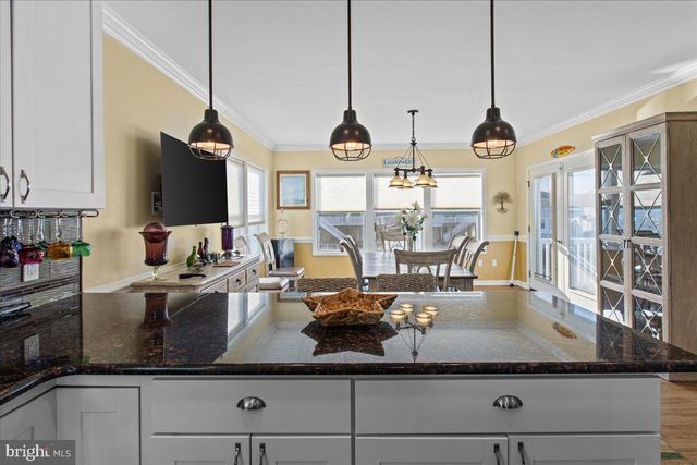 51 S SPINNAKER DR, Mystic Islands, NJ 08087