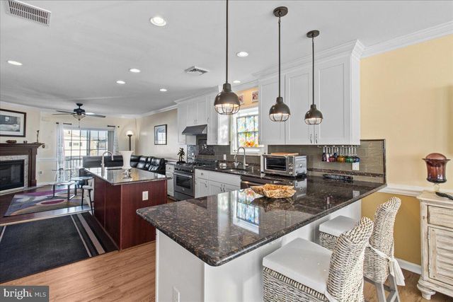 51 S SPINNAKER DR, Mystic Islands, NJ 08087