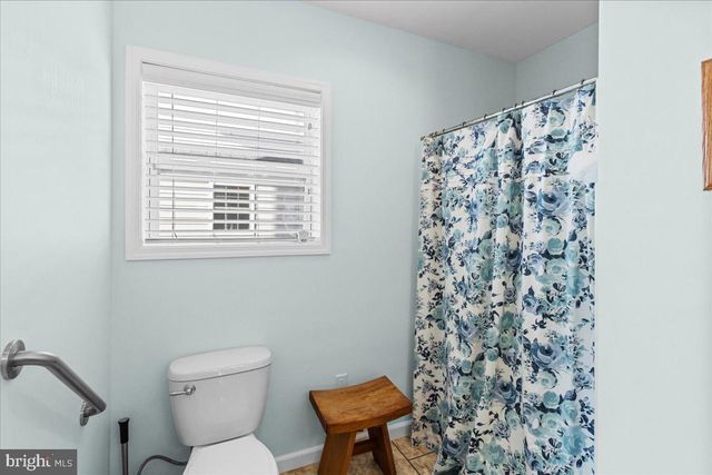 51 S SPINNAKER DR, Mystic Islands, NJ 08087