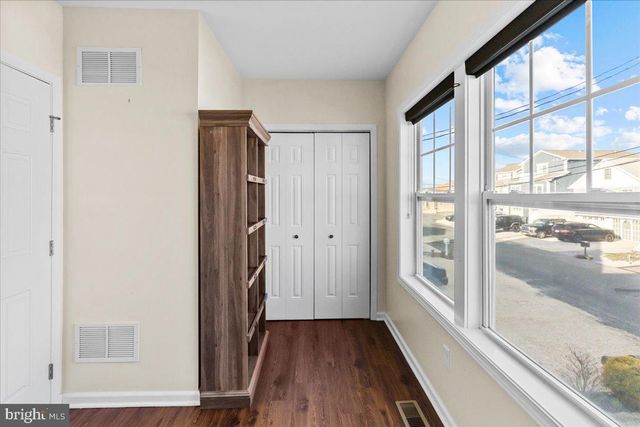 51 S SPINNAKER DR, Mystic Islands, NJ 08087