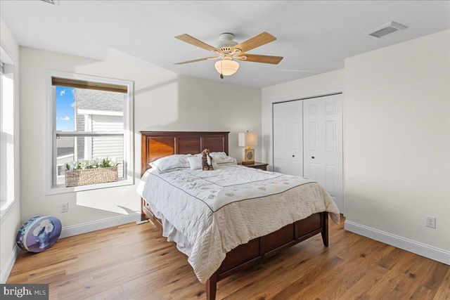 51 S SPINNAKER DR, Mystic Islands, NJ 08087
