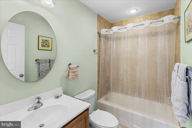 51 S SPINNAKER DR, Mystic Islands, NJ 08087