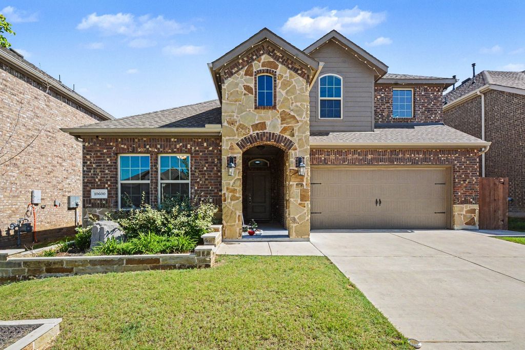 10600 Breezeway Drive, Aubrey, TX 76227