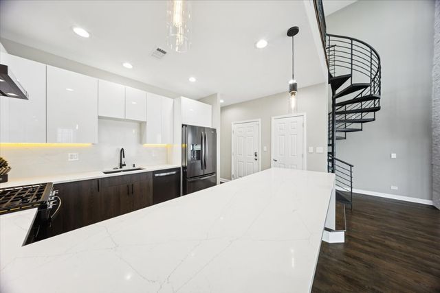 1600 N New England Avenue 4, Chicago, IL 60707