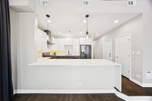 1600 N New England Avenue 4, Chicago, IL 60707
