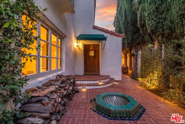 1811 Courtney Avenue, Los Angeles, CA 90046