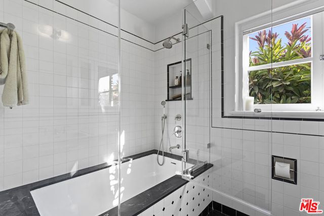 1811 Courtney Avenue, Los Angeles, CA 90046