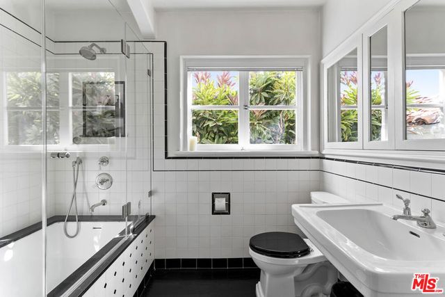 1811 Courtney Avenue, Los Angeles, CA 90046