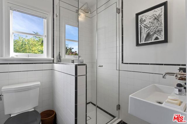 1811 Courtney Avenue, Los Angeles, CA 90046