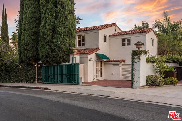 1811 Courtney Avenue, Los Angeles, CA 90046