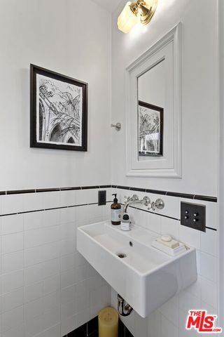 1811 Courtney Avenue, Los Angeles, CA 90046