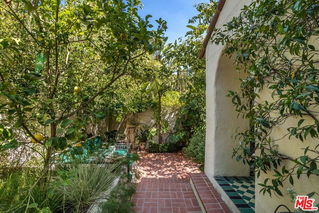 1811 Courtney Avenue, Los Angeles, CA 90046